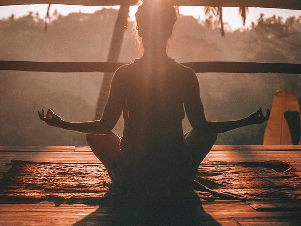Vous n'avez pas besoin d'"activation des fessiers", il vous faut simplement un bassin stable.